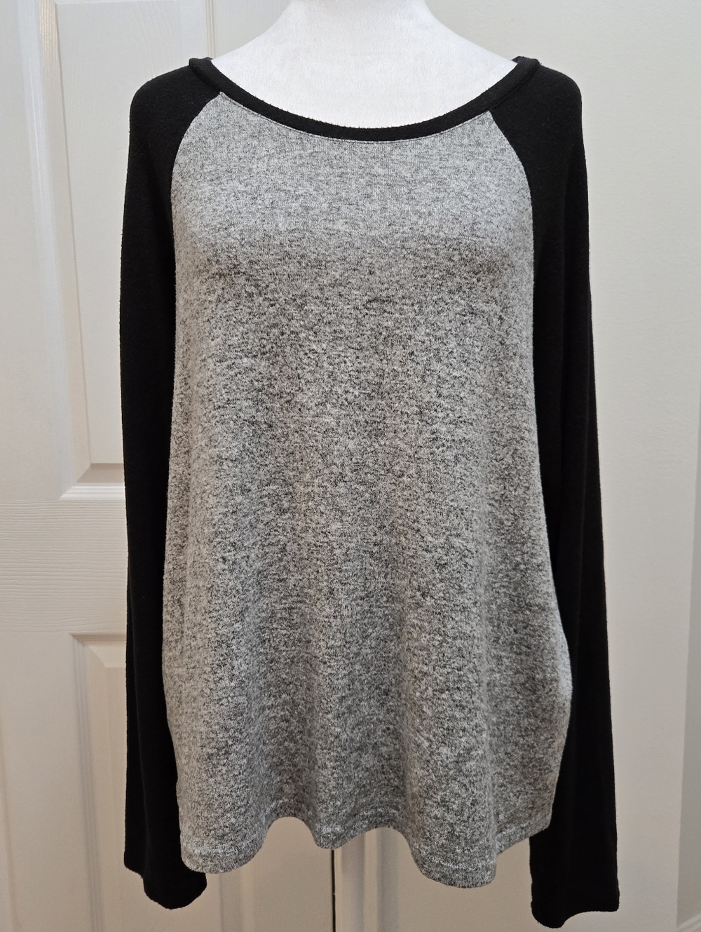 Wantable Two-Tone Sweater in Heather Gray and Black XL